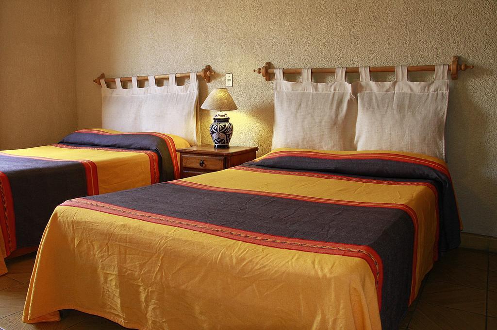 Hostal Casa Castillo Morelia Exterior photo